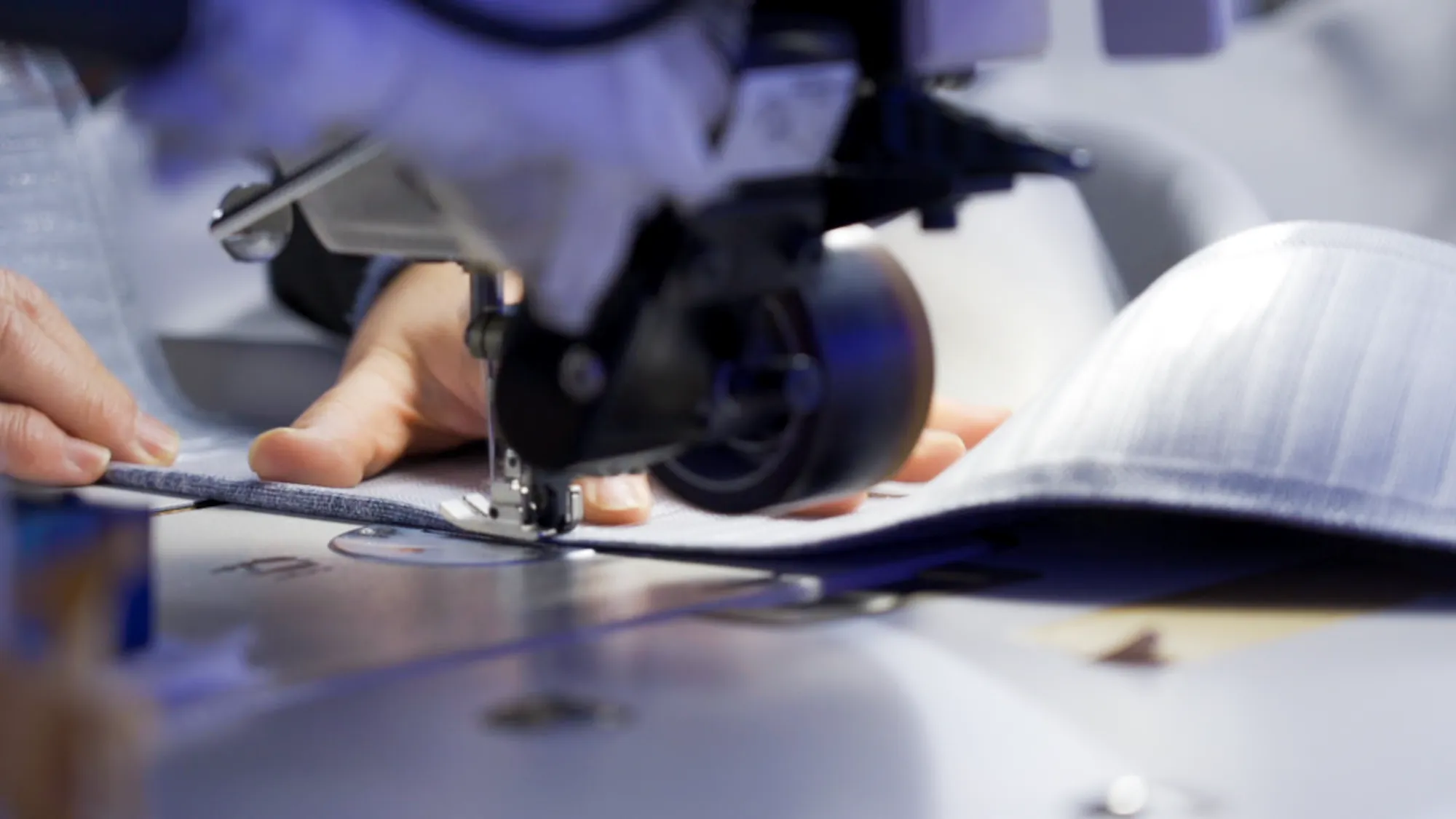 ラジエルの縫製工場でミシン作業をしている手元の写真