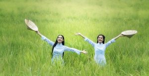 太陽の光を浴びている女性2人の社員