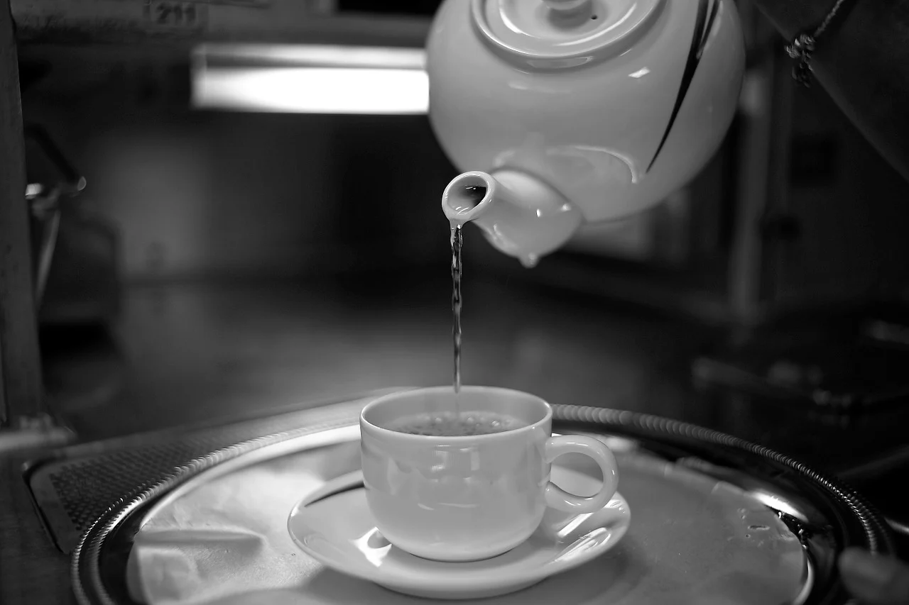 きゅうすから茶碗へ白湯を注いでいる様子