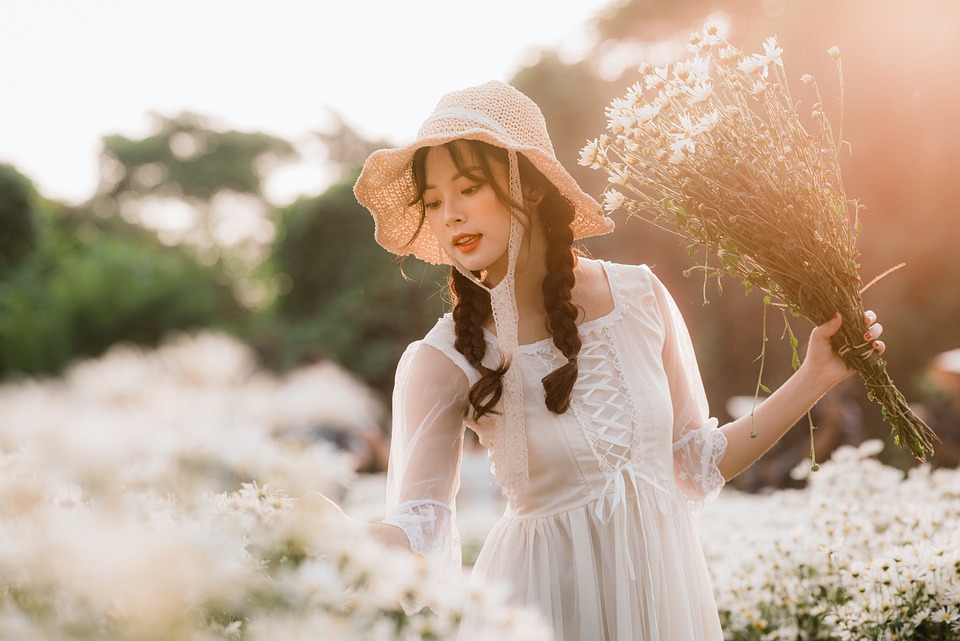 女性が花畑で楽しんでいる写真