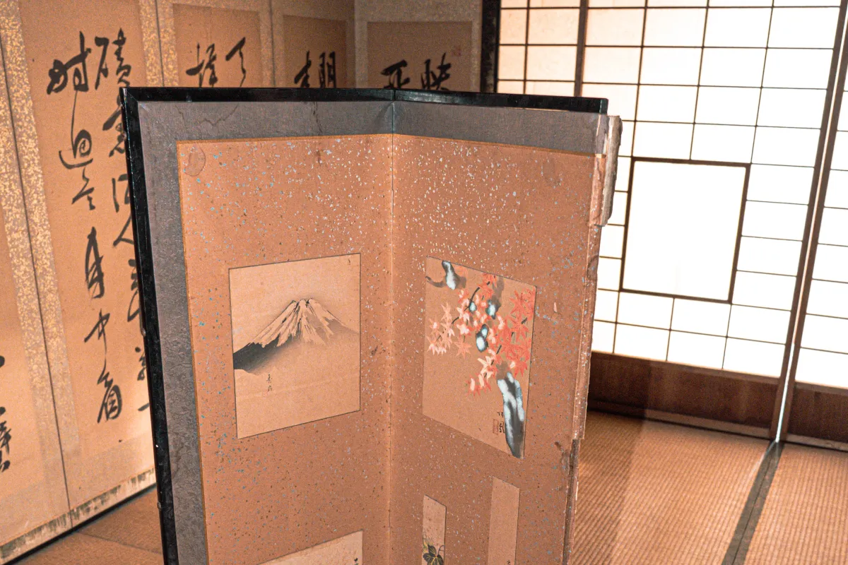現場-片付けの中で出てきた屏風の写真